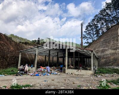 Hà Giang, vietnam, 11. Januar 2020 - Müllverbrennungsanlage im Freien in der Nähe des Stadtzentrums Stockfoto