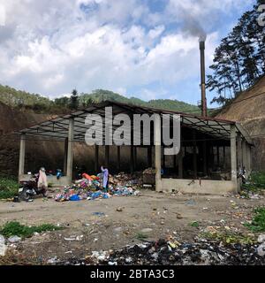 Hà Giang, vietnam, 11. Januar 2020 - Müllverbrennungsanlage im Freien in der Nähe des Stadtzentrums Stockfoto