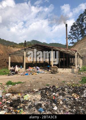 Hà Giang, vietnam, 11. Januar 2020 - Müllverbrennungsanlage im Freien in der Nähe des Stadtzentrums Stockfoto