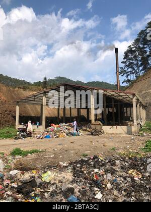 Hà Giang, vietnam, 11. Januar 2020 - Müllverbrennungsanlage im Freien in der Nähe des Stadtzentrums Stockfoto