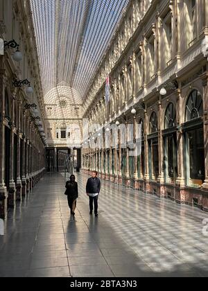 Brüssel, Belgien, 25. April 2020 - zwei Personen in der luxuriösen verglasten Einkaufspassage Les Galeries Royales Saint-Hubert während der Einsperr Stockfoto