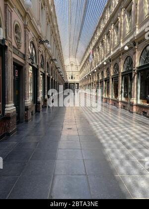 Brüssel, Belgien, 25. April 2020 - in der leeren Luxus-verglasten Einkaufspassage Les Galeries Royales Saint-Hubert während der Einsperr-Covid-19, Stockfoto