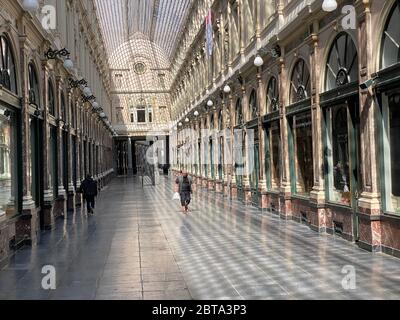 Brüssel, Belgien, 25. April 2020 - zwei Personen in der luxuriösen verglasten Einkaufspassage Les Galeries Royales Saint-Hubert während der Einsperr Stockfoto