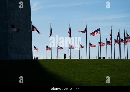 Washington, District of Columbia, USA. März 2020. Menschen genießen die National Mall am 26. März 2020, in Washington, DC Kredit: Alex Edelman/ZUMA Wire/Alamy Live News Stockfoto