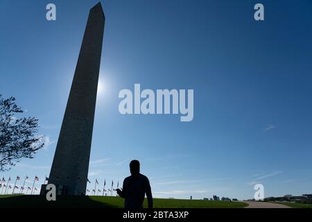 Washington, District of Columbia, USA. März 2020. Menschen genießen die National Mall am 26. März 2020, in Washington, DC Kredit: Alex Edelman/ZUMA Wire/Alamy Live News Stockfoto