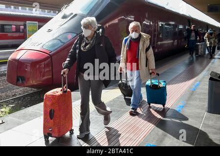 Turin, Italien - 10. März 2020: Passagiere mit Atemschutzmasken gehen mit ihrem Nachsehen. Die italienische Regierung stellt das ganze Land in den Lockdown, da Italien gegen den zweittödlichsten Ausbruch des COVID-19-Coronavirus nach China kämpft. Quelle: Nicolò Campo/Alamy Live News Stockfoto