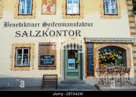 Blick auf die Fassade des traditionellen Salzkontors und Seifenmanufaktur in Hallstatt, Salzkammergut, OÖ, Österreich Stockfoto