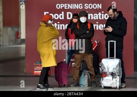 Turin, Italien - 09. März 2020: Passagiere mit ihren Taschen warten im Bahnhof Turin Porta Nuova. Die italienische Regierung verhängte eine virtuelle Blockierung des Nordens des Landes als Teil der Maßnahmen, um die Ausbreitung des Coronavirus COVID-19-Ausbruchs in Italien zu stoppen. Quelle: Nicolò Campo/Alamy Live News Stockfoto