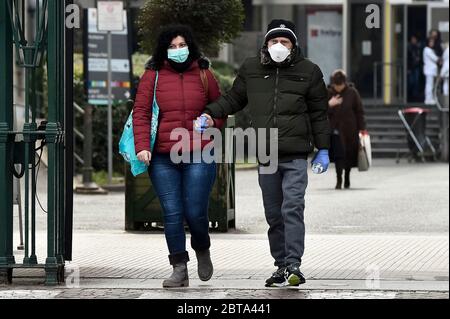 Turin, Italien - 09. März 2020: Zwei Personen, die Schutzmasken tragen und die Hände halten, verlassen das Krankenhaus Molinette. Die italienische Regierung verhängte eine virtuelle Blockierung des Nordens des Landes als Teil der Maßnahmen, um die Ausbreitung des Coronavirus COVID-19-Ausbruchs in Italien zu stoppen. Quelle: Nicolò Campo/Alamy Live News Stockfoto