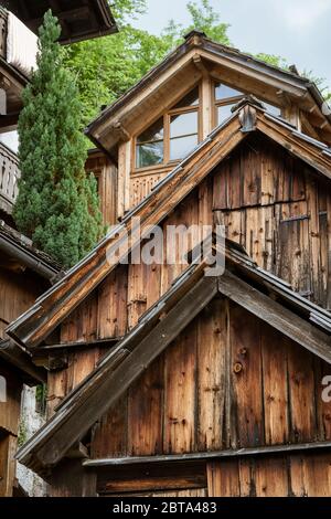 Blick auf alte traditionelle Häuser mit Holzfassade und Holzschindeln im Bergdorf Hallstatt, Salzkammergut, OÖ, Österreich Stockfoto