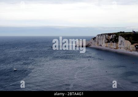 Meer und Klippen an der Küste von Etretat in der Normandie Stockfoto