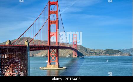 Die rote Golden Gate Brücke überspannt die San Francisco Bay Stockfoto