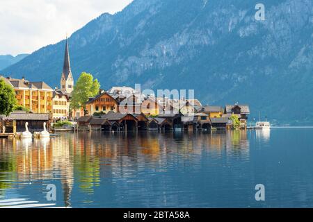 Vom südlichen Seeufer aus gesehen, bietet sich ein Panoramablick auf das berühmte Bergdorf Hallstatt im Salzkammergut, OÖ, Österreich Stockfoto