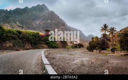 Ländliche Landschaft mit von ariden Bergen umgebenen Straßen im Coculi-Tal auf der Insel Santo Antao in Kap Verde Stockfoto