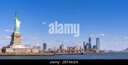 Panorama-Landschaft der Freiheitsstatue mit Manhattan Downtown Skylines Wolkenkratzer Gebäude im Hintergrund, NYC, New York State USA. New York Landmar Stockfoto