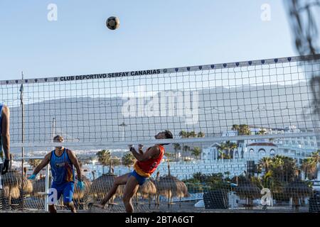 Beachvolleyballspieler trainieren wieder am Playa Fañabe während der ersten Phase der Deeskalation des Covid 19, Coronavirus, State of Emergency, Costa Stockfoto