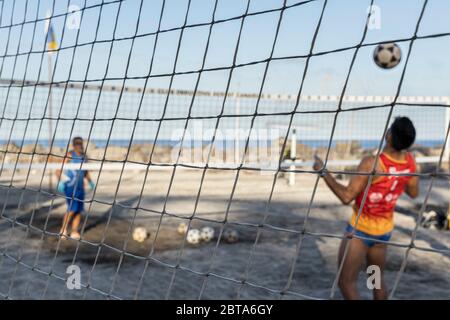 Beachvolleyballspieler trainieren wieder am Playa Fañabe während der ersten Phase der Deeskalation des Covid 19, Coronavirus, State of Emergency, Costa Stockfoto