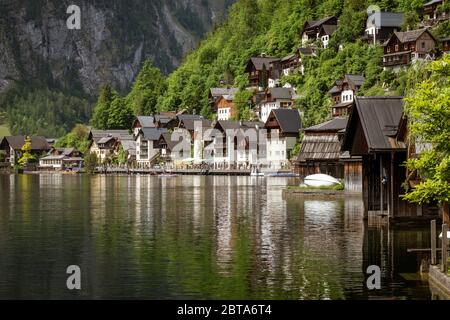 Blick auf die südliche Uferpromenade von Hallstatt, Salzkammergut, OÖ, Österreich Stockfoto
