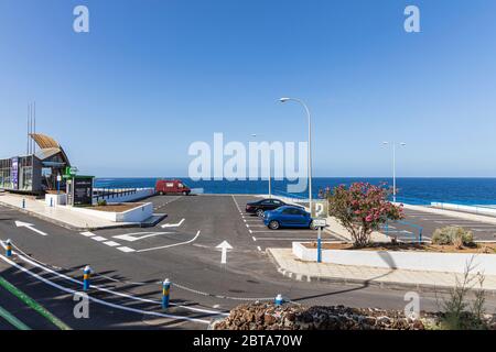 Red Camper van parkte auf einem verlassenen Parkplatz in Puerto Colon während der ersten Phase der Deeskalation des Covid 19, Coronavirus, State of Emergency, Co Stockfoto