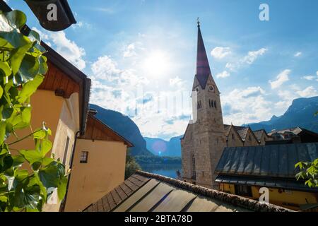 Blick auf die Evangelische Kirche von Hallstatt, Salzkammergut, OÖ, Österreich, von einem erhöhten Aussichtspunkt über den Dächern des berühmten Dorfes Stockfoto