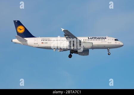 FRANKFURT / DEUTSCHLAND - 8. DEZEMBER 2012: Lufthansa Airbus A320 D-AIZE-Passagierflugzeug landet am Flughafen Frankfurt Stockfoto