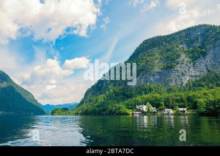 Blick auf den Hallstätter See und das Schloss Grub, Salzkammergut, OÖ, Österreich Stockfoto