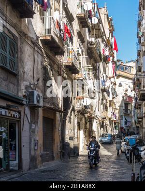 Neapel, Italien, 8. Februar 2020 – EIN Motorrad läuft in einer bunten Gasse von Rione Sanità Stockfoto