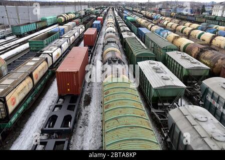 Güterzüge von der Eisenbahnbrücke am Ufa Bahnhof Züge. Russland. Bahnsteig und Gleise, Stockfoto