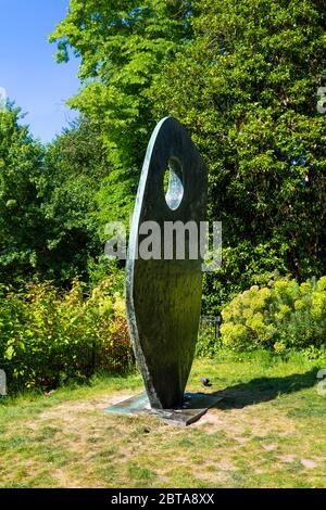 Skulptur "Single Form" der britischen Künstlerin Barbara Hepworth im Battersea Park, Wandsworth, London, Großbritannien Stockfoto