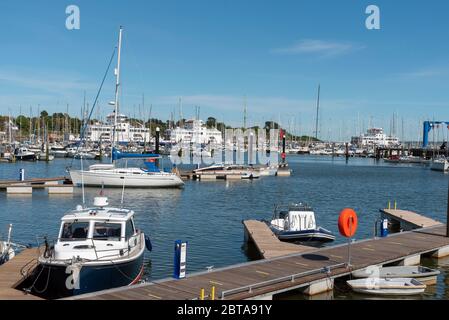 Lymington, England, Großbritannien. Mai 2020. Anlegestellen und kleine Boote am Town Quay, Lymington, Hamshire, England Stockfoto