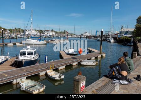 Lymington, England, Großbritannien. Mai 2020. Anlegestellen und kleine Boote am Town Quay, Lymington, Hamshire, England Stockfoto