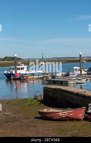 Lymington, England, Großbritannien. Mai 2020. Slipway und kleine Boote auf dem Lymington River, Hampshire, England, Großbritannien Stockfoto