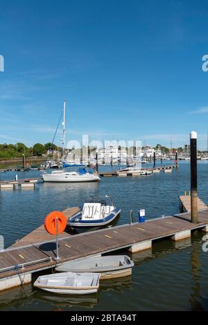 Lymington, England, Großbritannien. Mai 2020. Anlegestellen und kleine Boote am Town Quay, Lymington, Hamshire, England Stockfoto