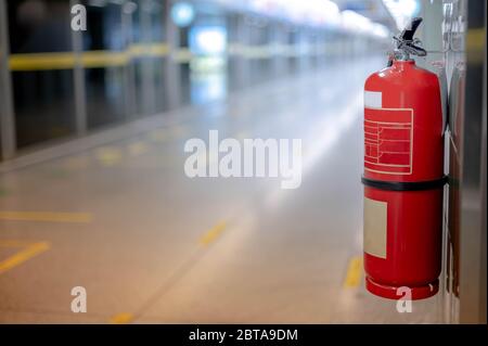 An der Wand hängende Feuerlöscher stehen in Notfällen an der U-Bahn-Station zur Verfügung. Stockfoto