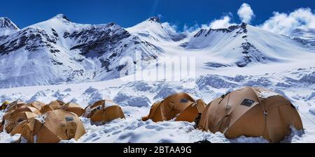 (200524) -- MOUNT QOMOLANGMA BASISLAGER, 24. Mai 2020 (Xinhua) -- Foto vom Smartphone am 22. Mai 2020 zeigt das Vorlager auf 6,500 Metern Höhe auf dem Berg Qomolangma. Das Vorlager liegt auf einem Hang am Ende des East Rongbuk Gletschers und ist das letzte Lager vor der Schneelinie und der Eis- und Schneestraße. Auch als "Lager der Bösen" bekannt, leiden viele der professionellen Bergführer, die den Gipfel des Mount Qomolangma unzählige Male erreicht haben, aufgrund ihrer geographischen Lage an Höhenkrankheit. Es ist eine Gegend umgeben von Bergen mit relativ schlechter Luft Stockfoto