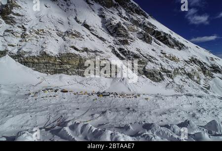 (200524) -- MOUNT QOMOLANGMA BASISLAGER, 24. Mai 2020 (Xinhua) -- Luftaufnahme vom 22. Mai 2020 zeigt das Vorlager auf 6,500 Metern Höhe auf dem Berg Qomolangma. Das Vorlager liegt auf einem Hang am Ende des East Rongbuk Gletschers und ist das letzte Lager vor der Schneelinie und der Eis- und Schneestraße. Auch als "Lager der Bösen" bekannt, leiden viele der professionellen Bergführer, die den Gipfel des Mount Qomolangma unzählige Male erreicht haben, aufgrund ihrer geographischen Lage an Höhenkrankheit. Es ist ein Gebiet, das von Bergen umgeben ist und eine relativ schlechte Luftzirkulation hat Stockfoto