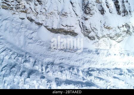 (200524) -- MOUNT QOMOLANGMA BASISLAGER, 24. Mai 2020 (Xinhua) -- Luftaufnahme vom 22. Mai 2020 zeigt das Vorlager auf 6,500 Metern Höhe auf dem Berg Qomolangma. Das Vorlager liegt auf einem Hang am Ende des East Rongbuk Gletschers und ist das letzte Lager vor der Schneelinie und der Eis- und Schneestraße. Auch als "Lager der Bösen" bekannt, leiden viele der professionellen Bergführer, die den Gipfel des Mount Qomolangma unzählige Male erreicht haben, aufgrund ihrer geographischen Lage an Höhenkrankheit. Es ist ein Gebiet, das von Bergen umgeben ist und eine relativ schlechte Luftzirkulation hat Stockfoto