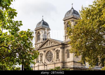 Zwillingsturm der St. Francis Xavier Kirche, einer römisch-katholischen Kirche und Pfarrei im 7. Arrondissement von Paris, gewidmet Francis Xavier. Stockfoto