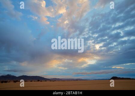 Wolken bei Sonnenaufgang über der Wüste Stockfoto