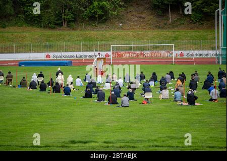 24. Mai 2020, Nordrhein-Westfalen, Lüdenscheid: Muslime feiern das Ende des Fastenmonats Ramadan im kostenlosen Himmelim Nattenberg-Stadion. Im Stadion erhielten etwa 200 Menschen die Möglichkeit, in zwei Runden zu beten. Hygiene wurde streng beachtet, alle Gläubigen mussten ihren eigenen Gebetsteppich und einen Mund- und Nasenschutz mitbringen. Foto: Markus Klümper/dpa Stockfoto