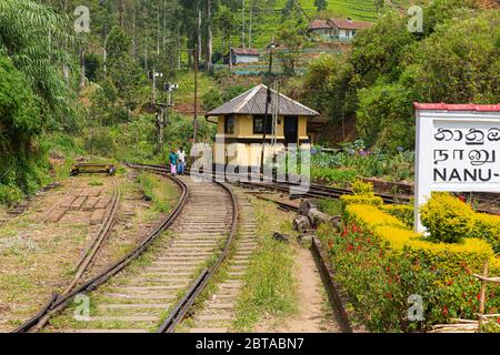 Zug nach Ella von Nanu Oya. Zwei Männer gehen auf der Strecke vorbei an der Signalbox. Stockfoto