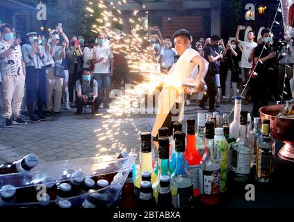 Shanghai, China. Mai 2020. Ein Barkeeper tritt auf einer Nachtmesse der Sinan Mansions in Shanghai, Ostchina, 24. Mai 2020 auf. Ein Nachtmarkt von Sinan Mansions mit Essständen, Freilichtmuseum und Kunstausstellungen usw., eröffnet, um Shanghais Nachthomenwirtschaft zu fördern. Kredit: Chen Fei/Xinhua/Alamy Live News Stockfoto