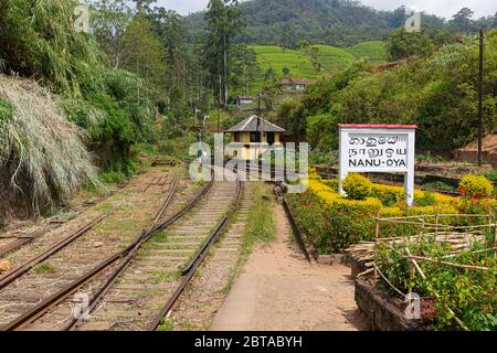 Zug nach Ella von Nanu Oya. Zwei Männer gehen auf der Strecke vorbei an der Signalbox. Stockfoto