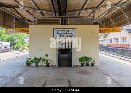 Zug nach Ella von Nanu Oya. Restaurant und Beschilderung zum Bahnhof. Stockfoto