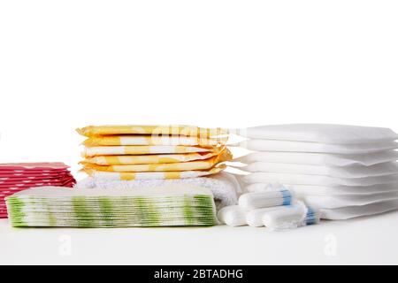 Verschiedene menstruelle Damenbinden und Tampons auf weißem Hintergrund. Feminine Hygieneprodukte. Stockfoto