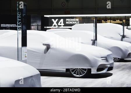 GENF, SCHWEIZ - 7. März 2018: Autos unter der Decke auf dem Mercedes-Benz Messegelände in der 88. Genfer Automobilausstellung in Palexpo Stockfoto