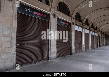 Barcelona, Spanien. Mai 2020. Blick auf geschlossene Geschäfte auf der Plaza Real aufgrund der Ansteckung des Covid-19 mit nur wenigen Stunden Zeit, um Phase 1 zu betreten.WENIGE Stunden nach dem Eintritt in Phase 1 setzt Barcelona mit den Terrassen von Bars und Restaurants fort, die für die Öffentlichkeit gesperrt sind. Quelle: SOPA Images Limited/Alamy Live News Stockfoto