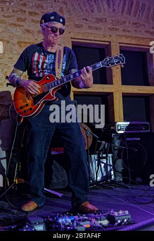 CHARNAY, FRANKREICH, 3. Juli 2019 : EINE Rockband spielt während der Probe auf dem Dorfplatz. Stockfoto