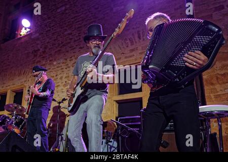 CHARNAY, FRANKREICH, 3. Juli 2019 : EINE Rockband spielt während der Probe auf dem Dorfplatz. Stockfoto