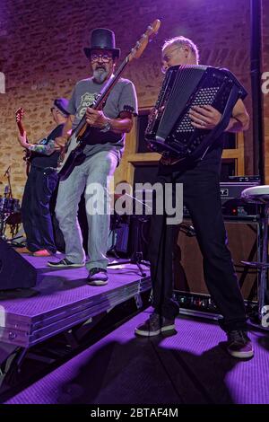 CHARNAY, FRANKREICH, 3. Juli 2019 : EINE Rockband spielt während der Probe auf dem Dorfplatz. Stockfoto